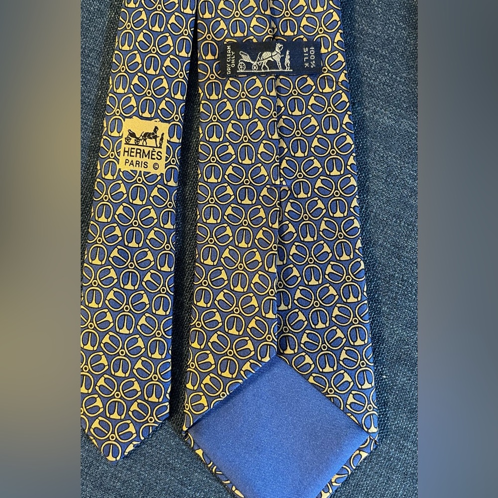 Hermes Paris 7297 EA Blue w/ Taupe Horse Bit Link Pattern Silk Tie - Picture 5 of 5